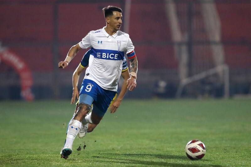 El delantero argentino comandó la clasificación de la UC a la final regional de Copa Chile. (Foto: Agencia Aton)