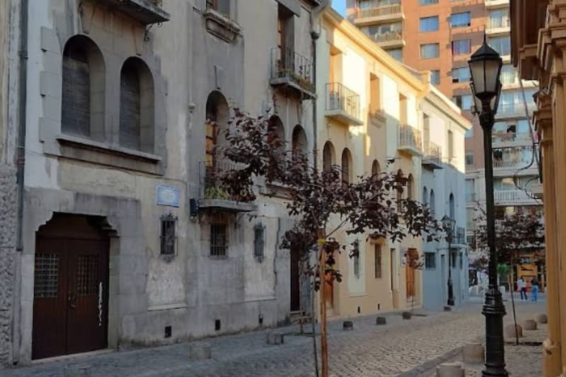 Este paseo caracterizado por sus calles adoquinadas, fachadas de estilo europeo y por albergar puntos de memoria y comercio es ideal para visitar hoy.
Crédito: Google Maps.