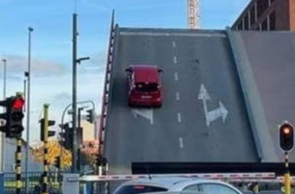 VIDEO I Puente levadizo se abre justo en el momento que una familia cruzaba con su vehículo