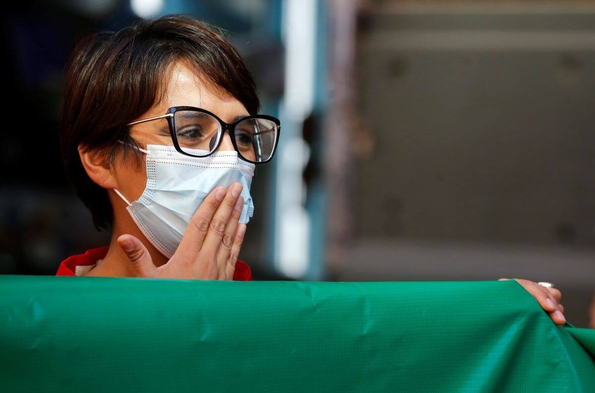 Grupo de Fiscalía y carabineros llega hasta la casa de Karina Oliva