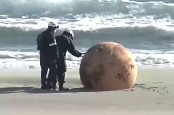 VIDEO | Japón: Encuentran misteriosa esfera gigante en la playa de Enshuhama en Hamamatsu