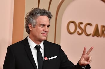 Qué significa el pin rojo que usaron los actores en los Premios Oscar 2024