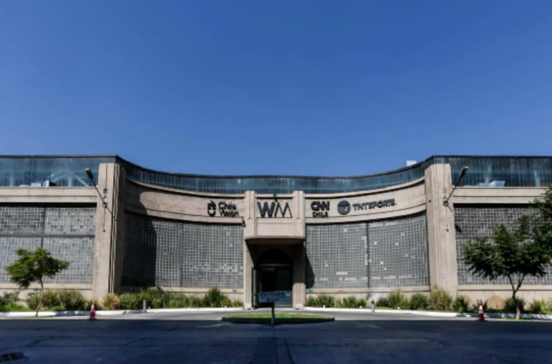 La casa de TNT, CHV y CNN quedó sin luz, afectando a todas sus señales.