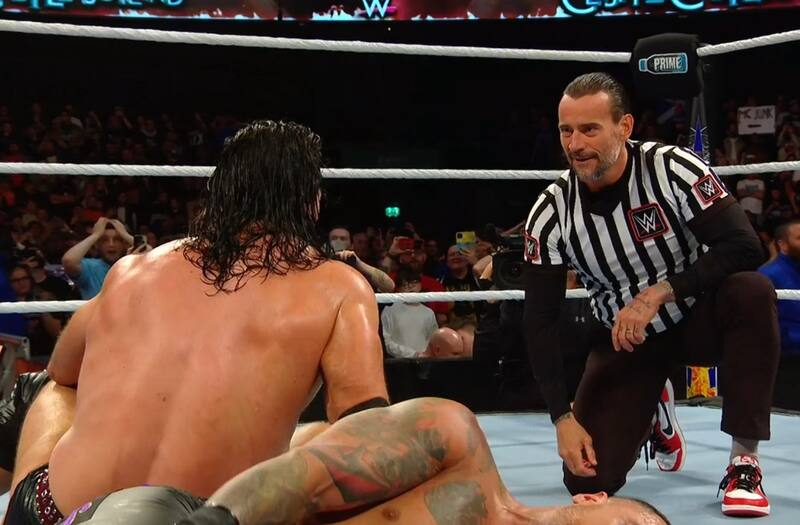 apareció vestido de árbitro e hizo estallar al público escocés. (Foto: WWE)