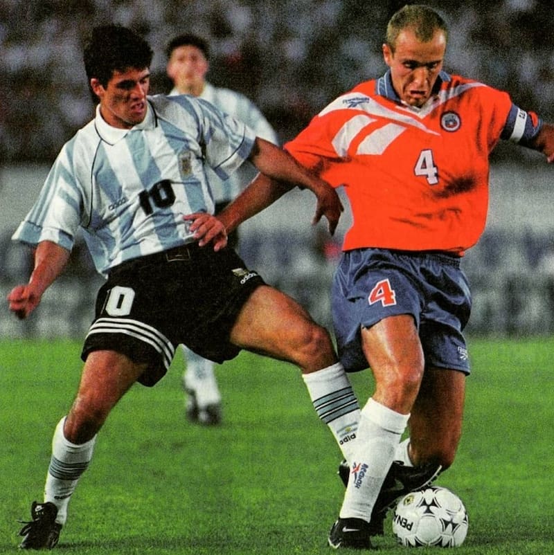 Empate a un gol frente a Argentina, en el Monumental de Buenos Aires. Año 1996, Eliminatorias para Francia 1998. Margas en la refriega con el Burrito Ortega.