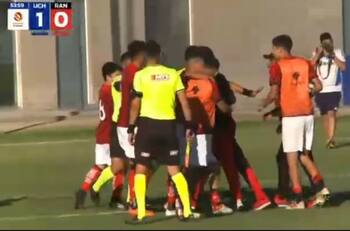 VIDEO | Descontrol total: jugadores de Rangers intentaron agredir al árbitro en partido frente a la U en el Campeonato de Proyección