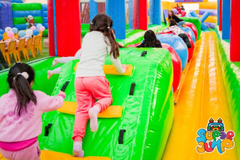 No dudes en visitar este enorme parque inflable ubicado en La Florida.