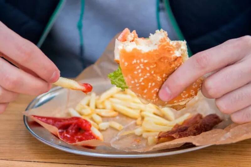 Estos son todos los alimentos que se aconseja dejar si están con los niveles elevados.
Créditos: Web Consultas.