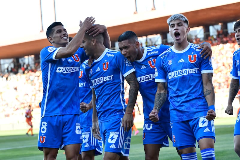 Jugadores de Universidad de Chile celebra con su gol ante Cobreloa.