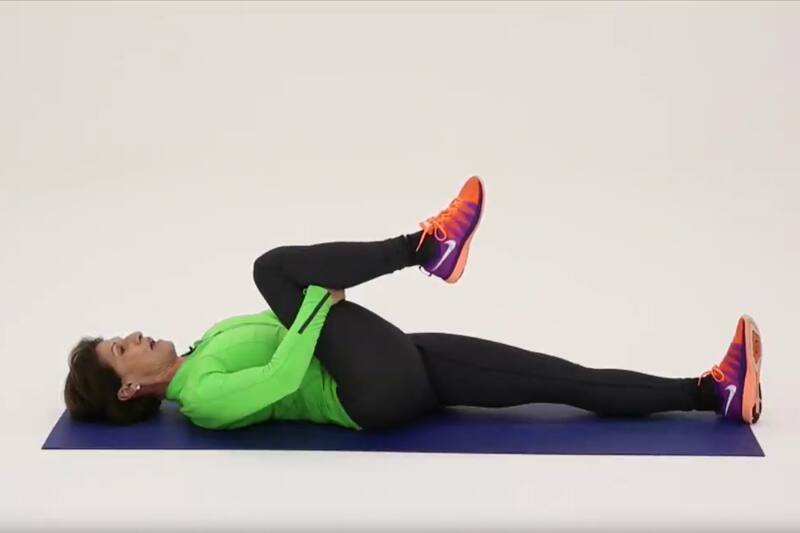 Este es el estiramiento del flexor de cadera en el suelo.