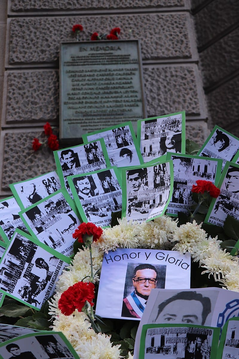 Fotos de integrantes del GAP bajo la placa conmemorativa puesta por la AFDD. | Foto de Archivo