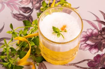 El bar feminista de Santiago que promete ser bueno, bonito y barato: ofrece happy hour, karaoke, bingo y más