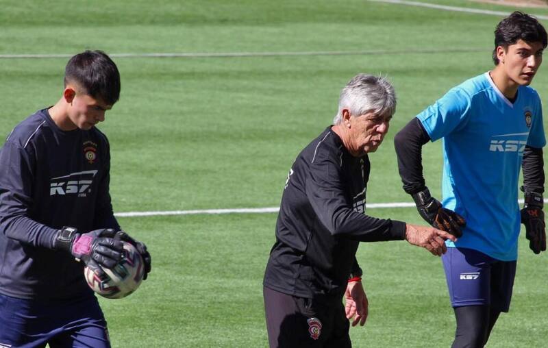 Eduardo Fournier con los arqueros de Cobreloa.