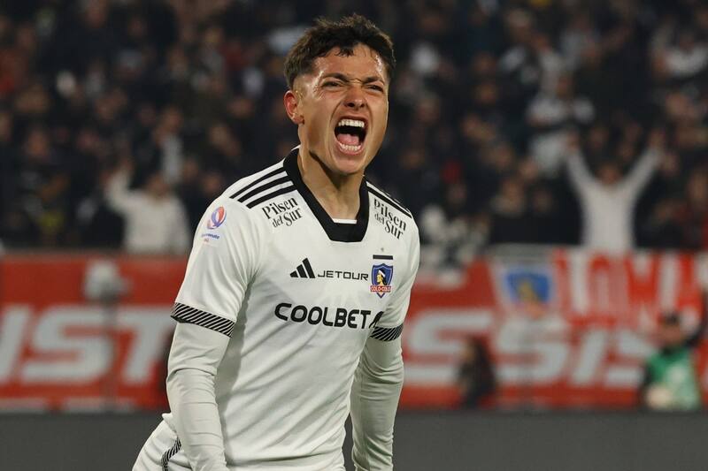 celebrando su gol en Colo Colo. Foto: Aton.