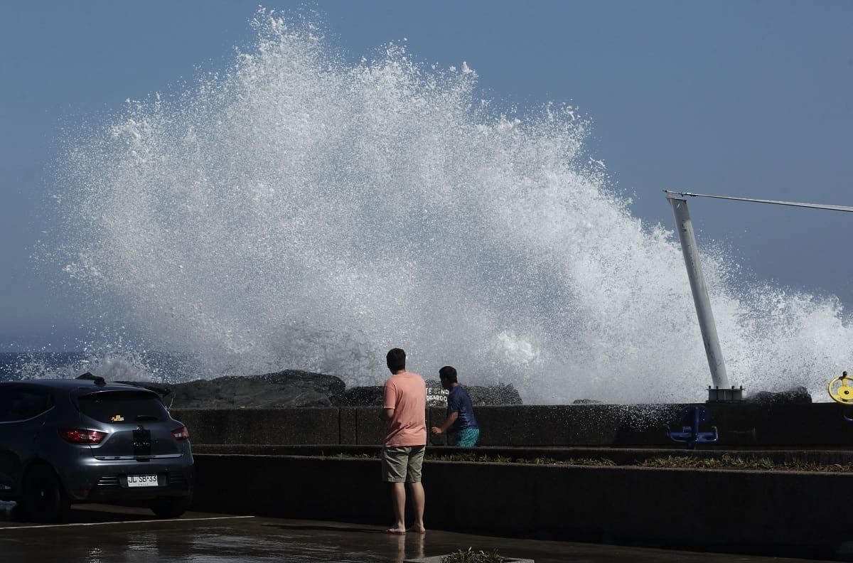 Alerta por marejadas en la costa de Chile: Armada llamó a tomar precauciones