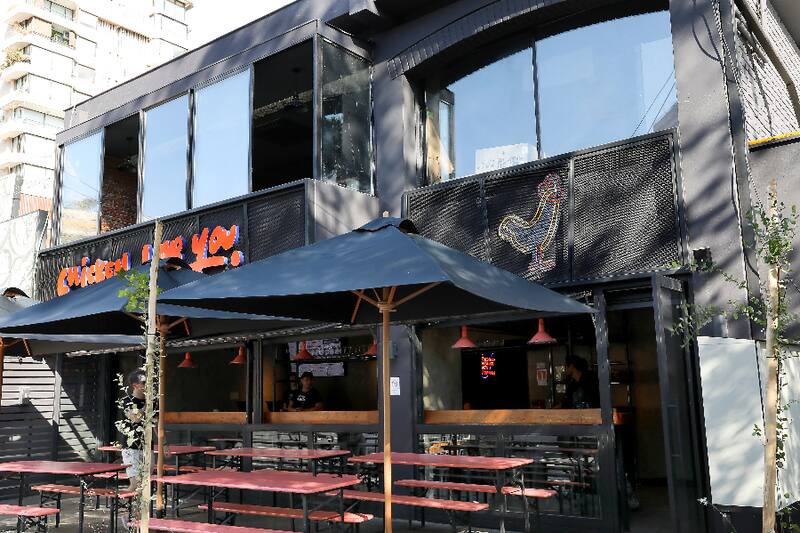 Chicken Love You tiene locales donde puede ir a comer, retirar en tienda.