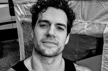 Henry Cavill hace presentación oficial de su novia en Instagram con romántica fotografía