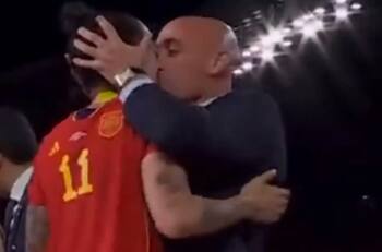 Caso Rubiales: inicia juicio contra exdirigente español tras besar a futbolista