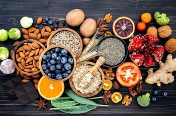 Estos son los 8 alimentos que ayudan a reducir la ansiedad, según Harvard