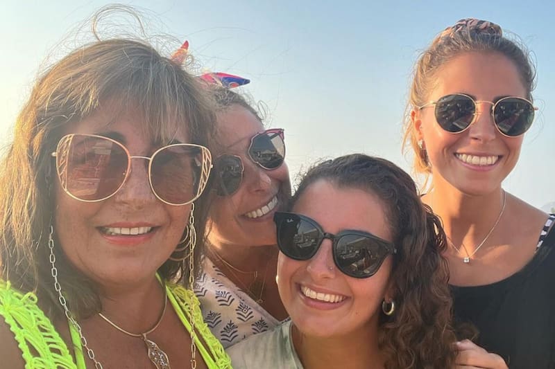 La emoción y orgullo de Helhue Sukni porque una de sus hijas juró como abogada