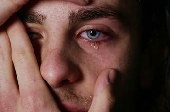 Los hombres también lloran: El impacto del machismo en la salud mental masculina