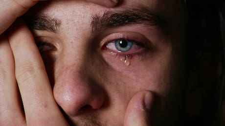 Los hombres también lloran: El impacto del machismo en la salud mental masculina