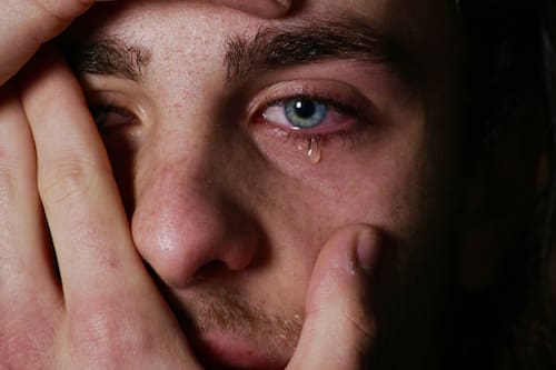 Los estereotipos de género impulsados por el machismo hacen que los hombres tengan problemas para asistir a terapia y cuidar de su salud mental.