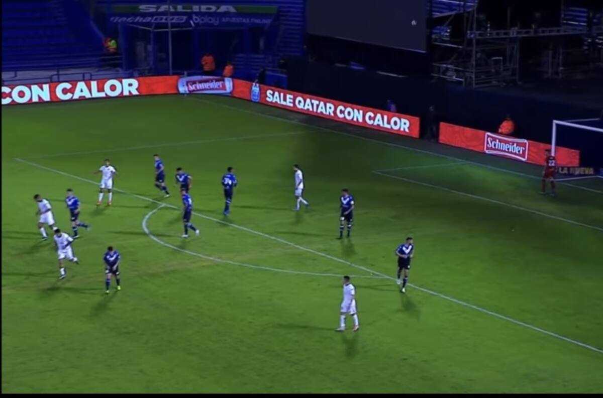 VIDEO | ¿Pegó en un instrumento? El curioso remate que terminó en un escenario en el fútbol argentino