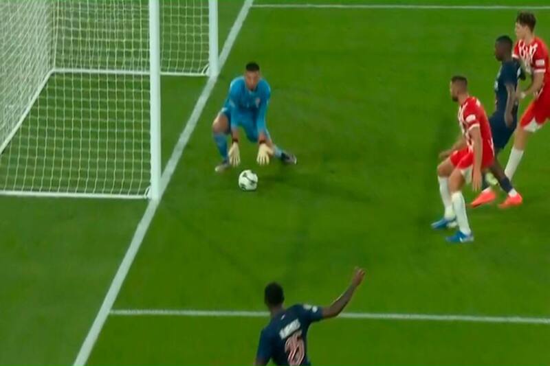 Pelota fácil para al arquero del Girona, pero que terminó en el 1-0 final para el PSG.