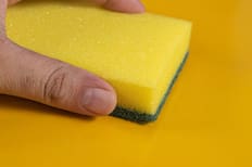 No es con cloro: La forma correcta de lavar y desinfectar la esponja de cocina