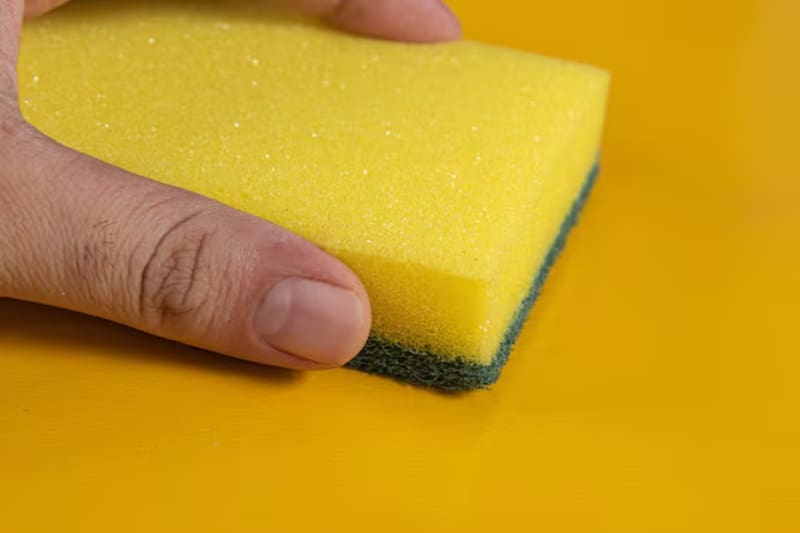 En sencillos pasos puedes desinfectar la esponja de cocina. Foto: TN.