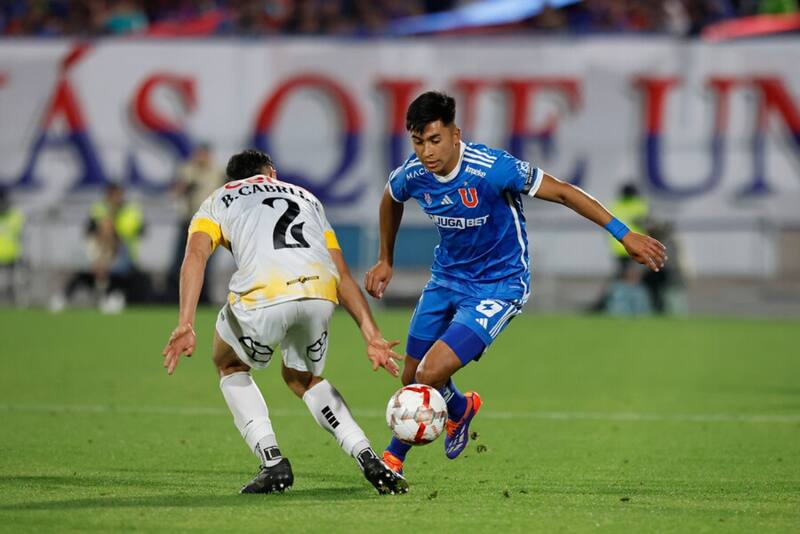 Estuvo borrado seis meses, termina contrato, pero tiene encantado al DT de la U: “No hay muchos como él”. Foto: Aton.