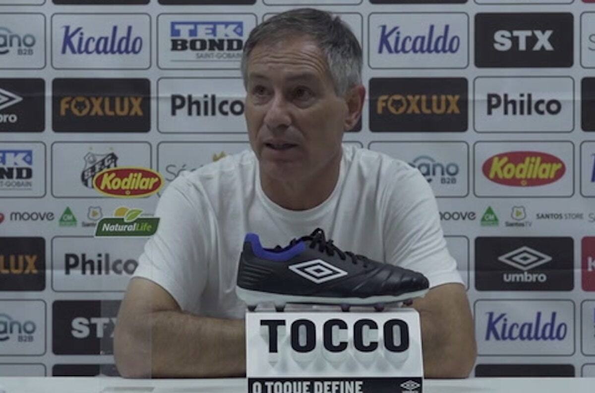 La excusa de Ariel Holan tras ser goleado en el Santos: "El campo complicó mucho a ambos equipos"