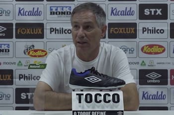 La excusa de Ariel Holan tras ser goleado en el Santos: "El campo complicó mucho a ambos equipos"