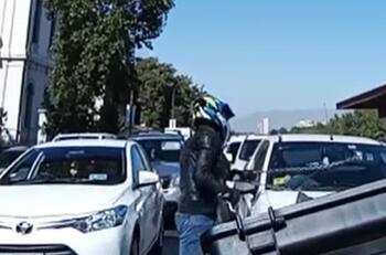 VIDEO | Detuvieron a motociclista que rompió parabrisas de vehículo de una mujer