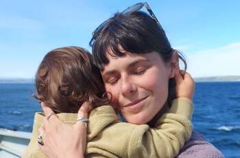 "Domingo": Montserrat Ballarín se mostró regaloneando con su pequeño bebé, Silvestre