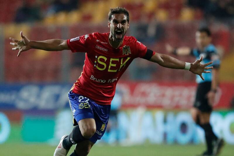 Un delantero que dejó huella en el fútbol chileno, especialmente en los tres periodos en que defendió los colores de Unión Española. Foto: Agencia Aton.
