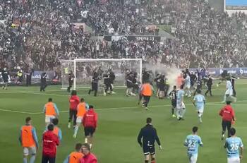 VIDEO| Escandaloso: arquero devolvió bengala encendida a la tribuna y barra saltó a la cancha a agredirlo en Australia