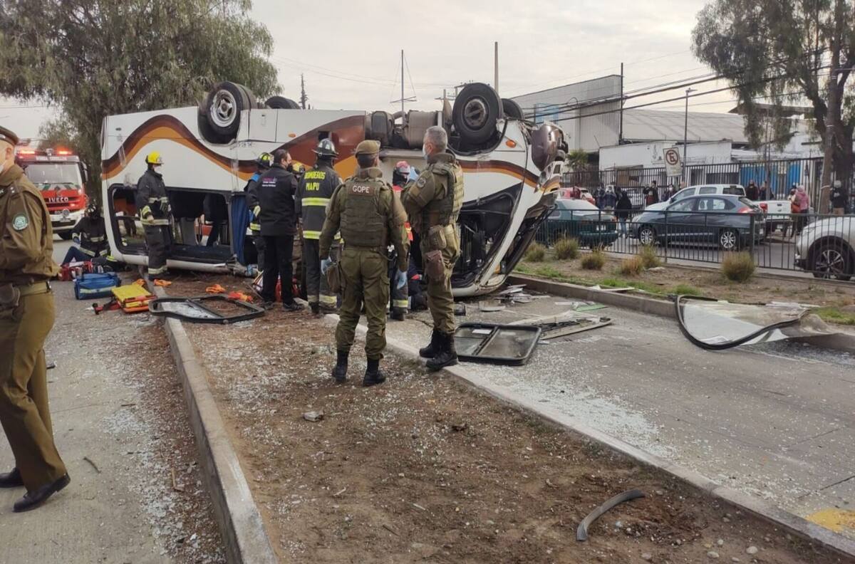VIDEO | Fatal choque entre bus interurbano y camión en Cerrillos terminó con 2 muertos y 12 heridos