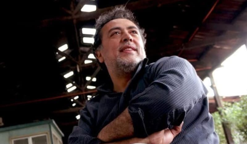 es un periodista y escritor chileno.