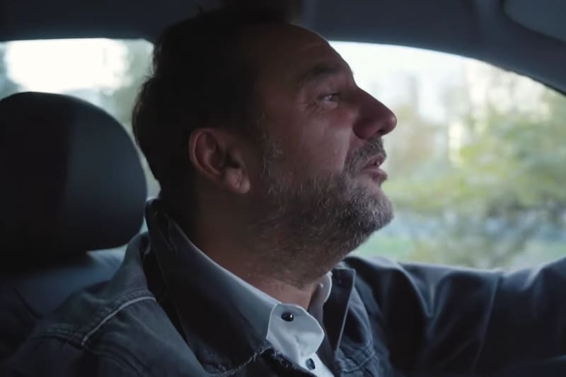 El animador maneja una gran pickup color negro.