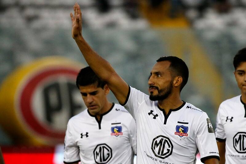 Futbol, Colo Colo vs Universidad de Concepcion
Segunda fecha, campeonato nacional 2019
El jugador de Colo Colo Ronald de la Fuente saluda a los hinchas antes del partido de primera division contra Universidad de Concepcion disputado en el estadio Monumental de Santiago, Chile.
22/02/2019
Andres Pina/Photosport
Football, Colo Colo vs Universidad de Concepcion
Second date, 2019 National Championship
Colo Colo's player Ronald de la Fuente salutes the fans prior to the first division match against Universidad de Concepcion held at the Minumental stadium in Santiago, Chile.
22/02/2019
Andres Pina/Photosport