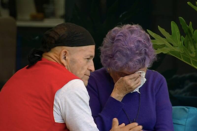 Mónica Ramos rompe en llanto al hablar sobre su relación con sus hijos y nietos.