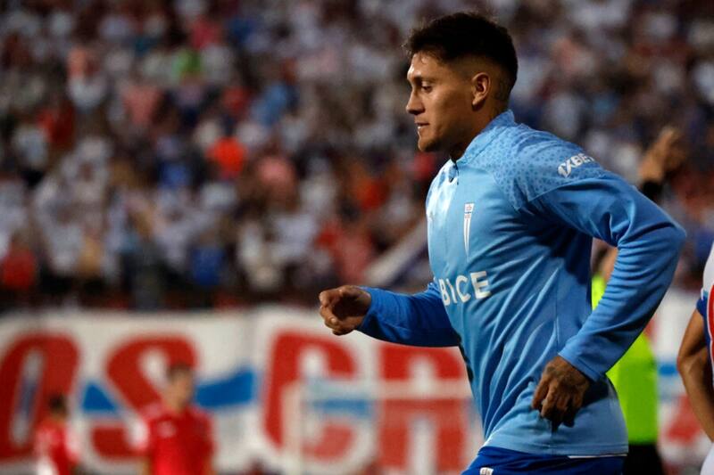 Nicolás Castillo será baja tras el Clásico Universitario. Foto: Aton.