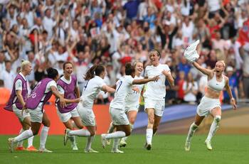 Anuncio de partidazo en Wembley: las campeonas del mundo vs las reinas de Europa frente a frente en la Catedral