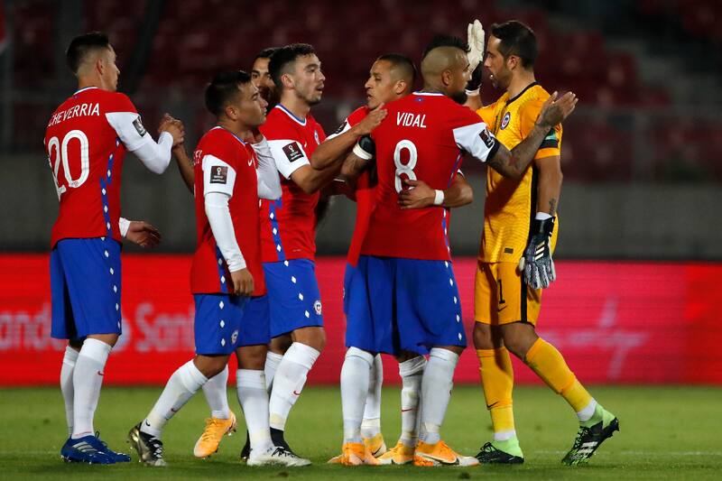 en el duelo entre Chile y Perú rumbo a Catar 2022. (Foto: Aton)