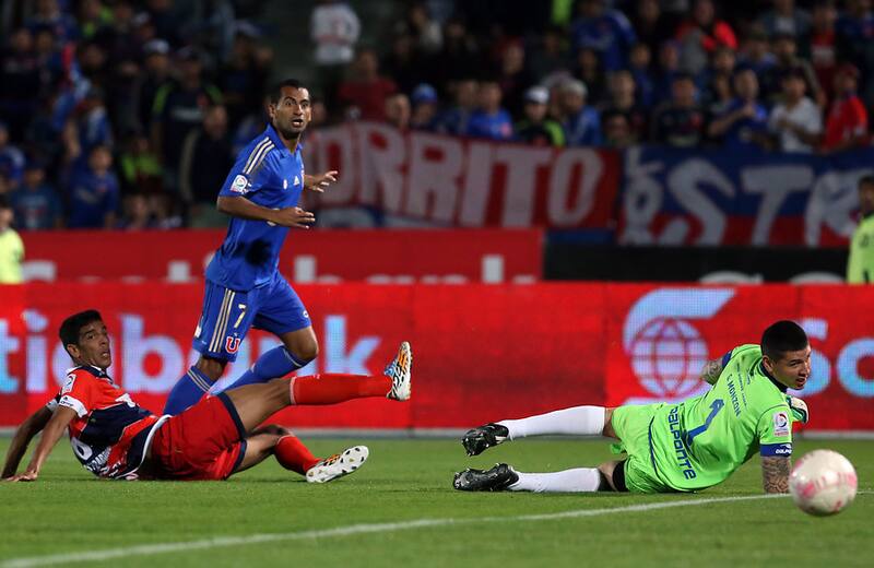 César Cortés marca un gol con la camiseta de Universidad de Chile. Foto: Aton.