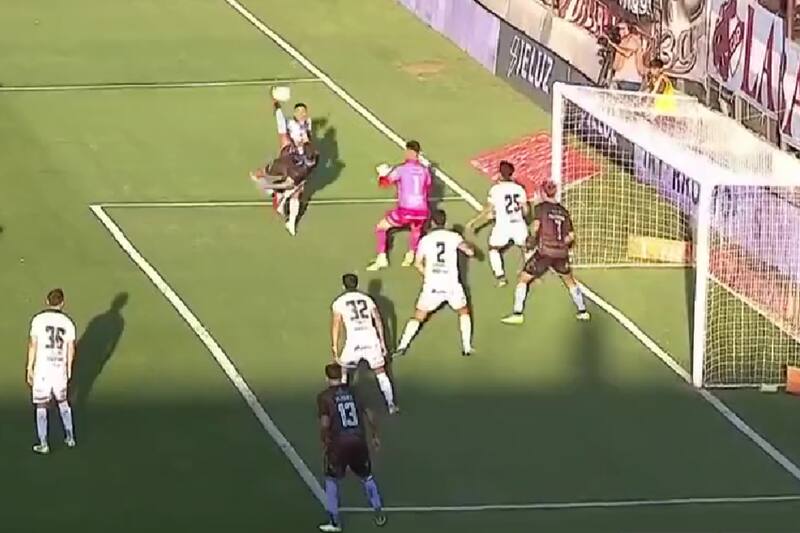 anotó un golazo de chilena ante Sarmiento