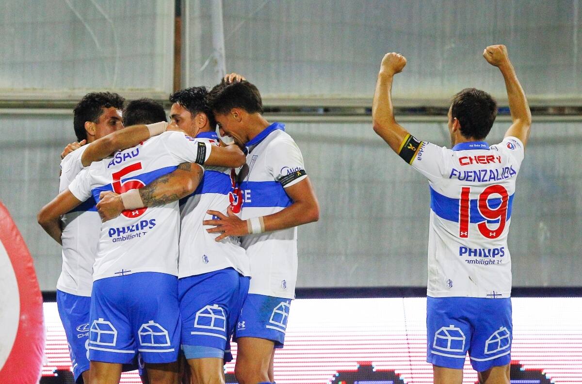Vuelve a dar una mano: jugador de la UC superó su lesión y sería alternativa ante Palestino