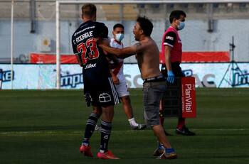 FOTOS | La secuencia del tenso momento de Thomas Rodríguez con hinchas de U. de Chile